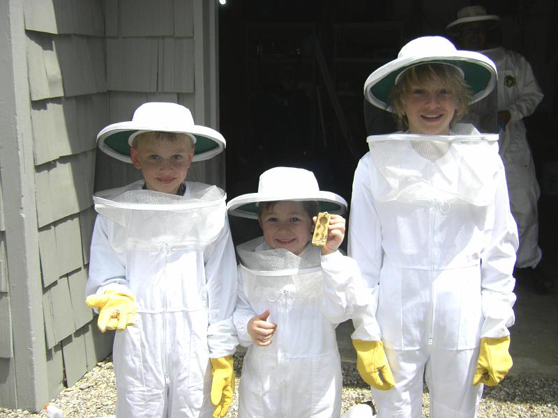 dashiell_eli_ethan.JPG - Dashiell, Eli and Ethan; Eli has empty Queen box
