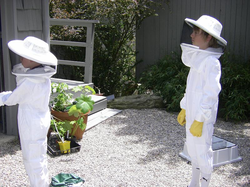 eli_ethan1.JPG - Eli and Ethan getting ready