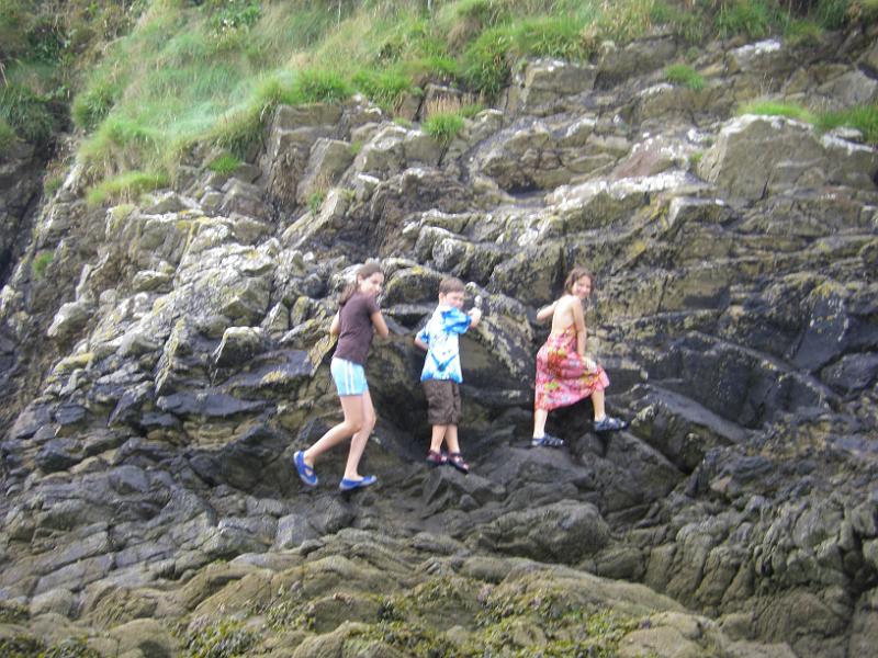 IMGP0875.JPG - Gabrielle, Eli and Vita climbing the cliffs