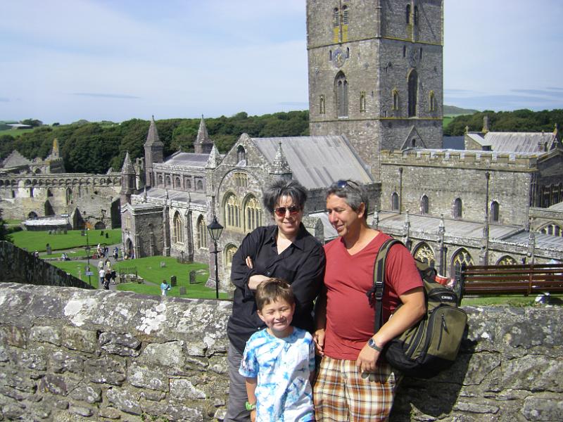 IMGP0896.JPG - Monica, Eli, Jeffrey at St. David's Cathedral, 8/16/2009