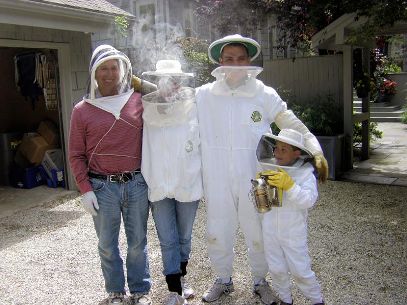 IMGP0951.JPG - Intrepid bee team: Jeffrey, Lital (behind smoke), Ophir, Eli